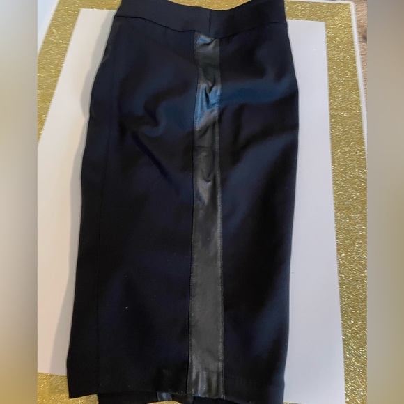 Bisou Bisou Black Skirt w/leather-like strips on the sides & the zipper, Size 14 - Picture 7 of 15